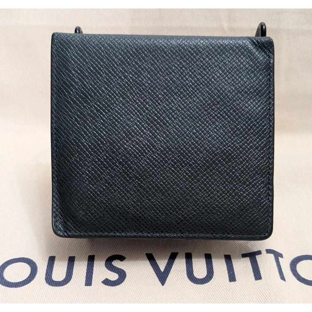 Louis Vuitton  Mens Taiga Leather Green Bifold Wallet MI0917 Vintage 1997